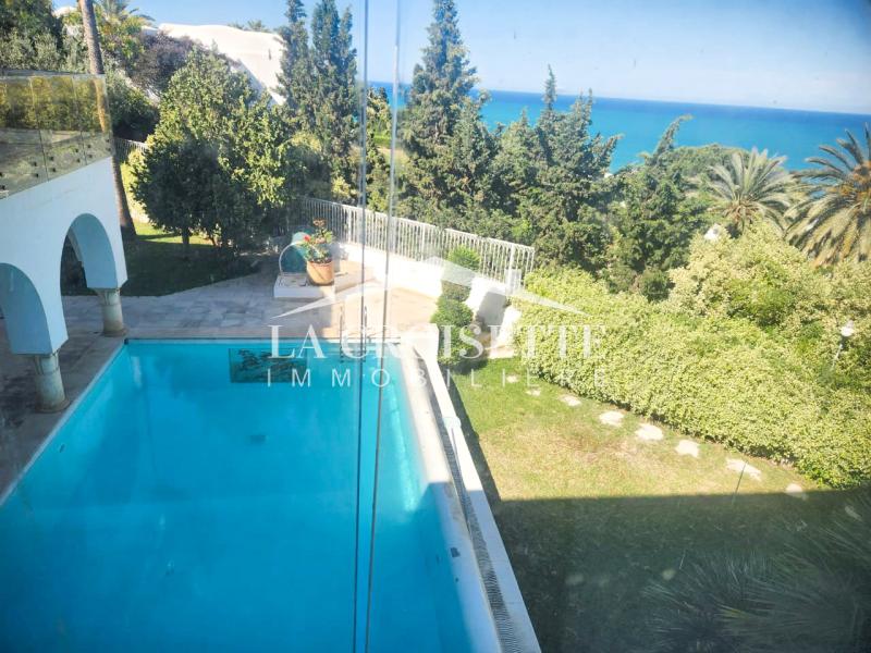 Villa S+4 vue sur mer avec piscine à Gammarth